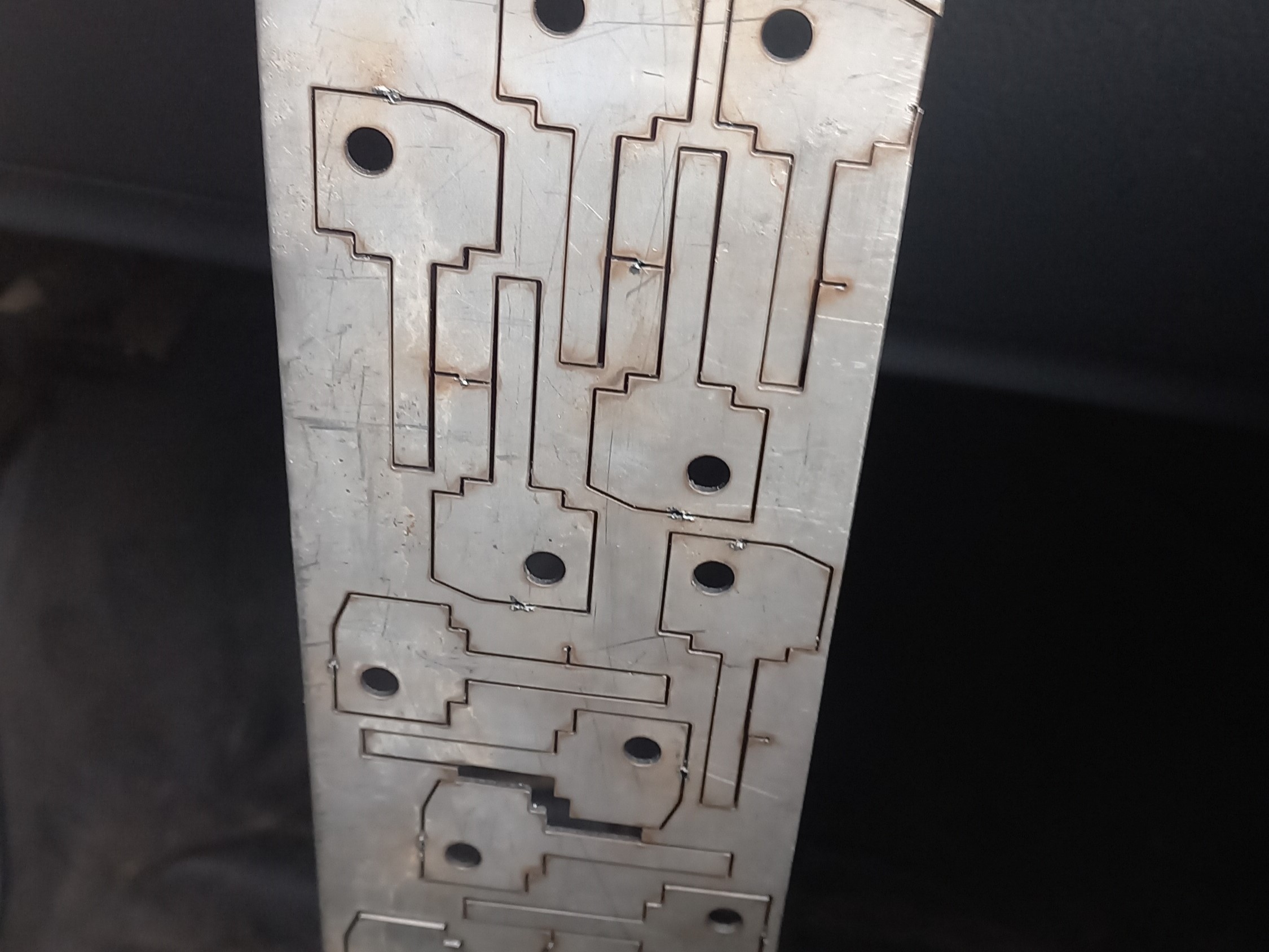 نمونه کار برش لیزر ورق های آهنی 1 و نیم میلی متری